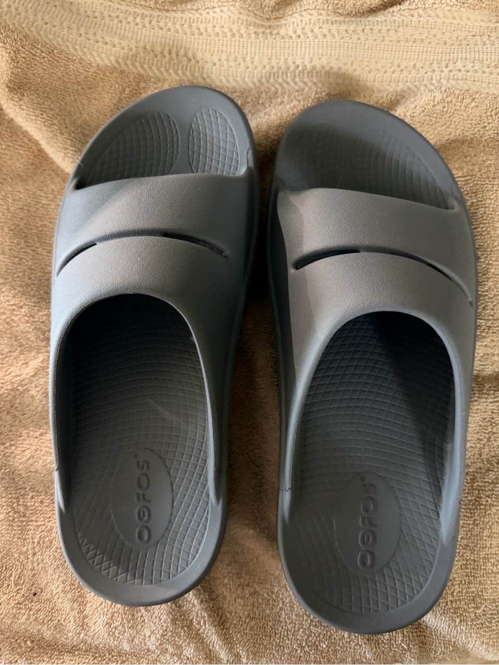 OOFOS Women’s Recovery Slide – Dark Gray
